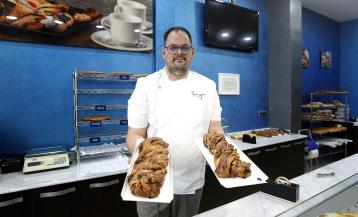 Ignacio Fernández Naya posa con dos trenzas
