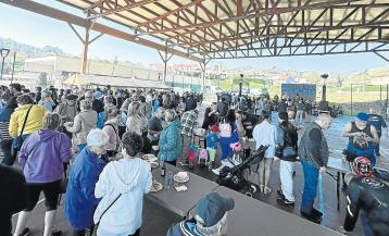 Vecinos en la pista deportiva