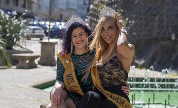 Lidia García y Jessica Núñez posan ayer para El Ideal Gallego frente a la cascada del Palacio de la Ópera
