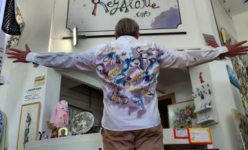 Aníbal Rodríguez posa en regalarte con la camiseta inspirada en su tatuaje de la calle San Juan