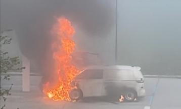 La furgoneta comenzó a arder en la zona de carga
