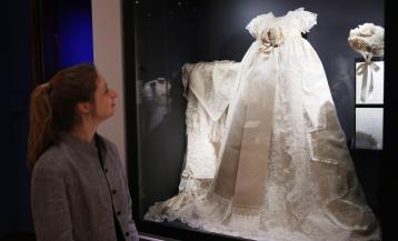 La túnica de bautizo encargada por la reina Victoria en 1841 para los bebés reales es una de las joyas de la muestra