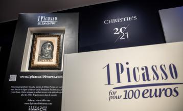 Mesa del comisario durante el sorteo benéfico '1 Picasso por 100 euros' para ganar la obra 'Retrato de Dora Mar'