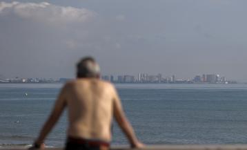 Un hombre contempla la playa de la Malvarrosa en Valencia