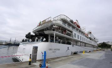 El ‘Greg Mortimer’, un crucero que normalmente navega por las aguas del Ártico y de la Antártida, atraca por primera vez en la ciudad
