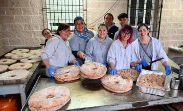Con 50 kilos de 'rixóns' de la Carnicería Cachadesa de Laracha y Pan de Carral, de la Panadería Manuel Rodríguez se despacharon más de medio millar de bocadillos, con salsa de queso o sin ella, e incluso sin gluten