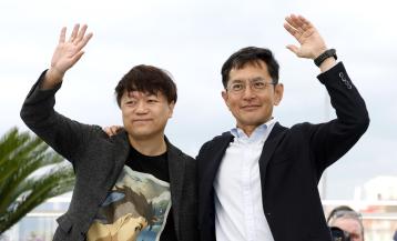 El director japonés Goro Miyazaki (d) y Kenichi Yoda de Studio Ghibli, en una fotografía de archivo del 20 de mayo de 2024
