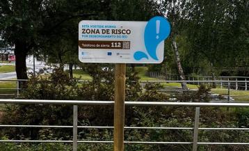 Un dos carteis instalados por Augas de Galicia nunha zona con risco de inundación