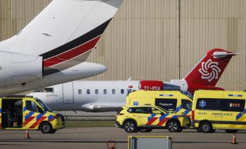 Schiphol (Netherlands), 07/05/2026.- Medical staff with ambulances at Schiphol airport, near Amsterdam, Netherlands, 07 May 2026. The second medical evacuation plane with a sick person on board the cruise ship MV Hondius was en route to the Netherlands. The 56-year-old man may be infected with the hantavirus. According to the World Health Organization (WHO), three suspected hantavirus case patients have been evacuated from the Dutch cruise ship MV Hondius, anchored off the coast of Cape Verde, and are on their way to receive medical care in The Netherlands in coordination with WHO. (Cabo Verde, Países Bajos; Holanda) EFE/EPA/MICHEL VAN BERGEN