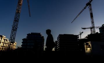 Prague (Czech Republic), 29/04/2026.- A man walks past new apartment houses and apartment buildings under construction in Prague, Czech Republic, 29 April 2026. In 2026, apartment prices in the Czech Republic are expected to rise by more than seven percent. Although the supply of new apartments on the market in Prague and across the country increased by approximately three percent, strong demand for housing continues to push prices higher, according to a study involving 36 development companies specializing in residential construction. (República Checa, Praga) EFE/EPA/MARTIN DIVISEK