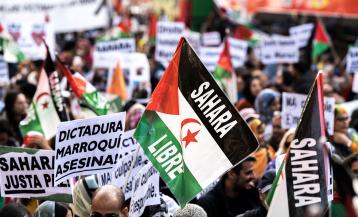 Varias personas durante una manifestación por la autodeterminación del Sahara Occidental, a 16 de noviembre de 2024, en Madrid (España). La manifestación, que recorre la ciudad desde Atocha hasta Sol, está convocada por CEAS-Sahara y FEMAS para denunciar los Acuerdos Tripartitos de Madrid y exigir el cumplimiento de las sentencias del Tribunal de Justicia de la Unión Europea, que invalidan los acuerdos comerciales entre Europa y Marruecos. Además, la protesta apoya la reclamación del pueblo saharaui a su autodeterminación.16 NOVIEMBRE 2024;SAHARA;AUTODETERMINACIÓN;MANIFESTACIÓNDiego Radamés / Europa Press16/11/2024