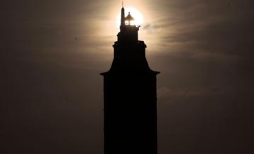 El sol iluminando la Torre de Hércules en pleno ‘ensayo’ del eclipse del próximo mes de agosto