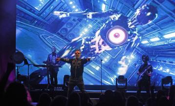 En el teatro Colón de A Coruña, el grupo más importante de la música electrónica de España,  presentó los temas de su nuevo álbum, incluido su exitoso primer lanzamiento 'Maldita Mujer'