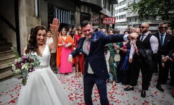 Los vecinos se vuelcan con la ceremonia de Javi y Lore