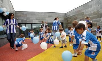 Roi da Costa y Jesús Suárez compartieron con los más pequeños la celebración por el ascenso del Dépor