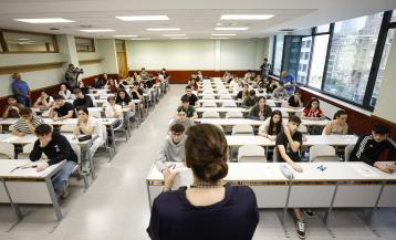 Estudiantes antes de comenzar los exámenes de este martes en Bilbao