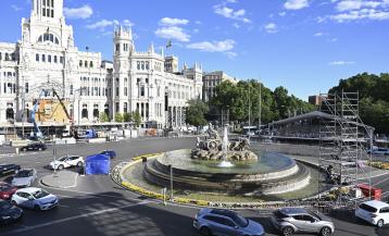 Vista este miércoles, de un momento del montaje del escenario para la misa del Papa León XIV que se celebrará en los alrededores de la fuente de Cibeles de la capital española.