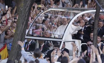 MADRID, 06/06/2026.- El papa León XIV saluda a los fieles a su llegada a la Plaza de Lima donde presidirá una Vigilia de Oración con jóvenes, este sábado, primero de los seis días que componen su visita oficial a España. EFE/JuanJo Martín
