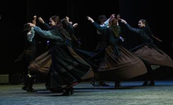 La asociación cultural Xarandaina volvió a llenar  el Palacio de la Ópera, y también sus alrededores, de música y baile. Lo hizo con su habitual concurso de baile tradicional, que ya celebra su edición número 44, con el apoyo del Ayuntamiento de A Coruña y de la Diputación provincial