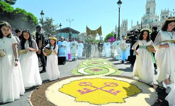 Las composiciones florales incluían elementos emblemáticos de la iconografía cristiana, como las Llaves de San Pedro integradas en una concha de peregrino