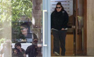 Una de las hijas del expresidente del Gobierno José Luis Rodríguez Zapatero a su salida de la sede de su empresa