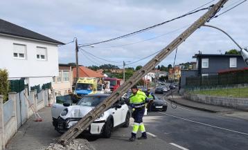 El vehículo colisionó contra un poste