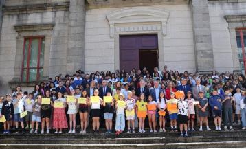 Un grupo de niños ejerce como Diputado en el Parlamento de Galicia