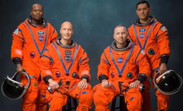 Los integrantes de la tripulación de la misión Artemis III, de izquierda a derecha, Andre Douglas, Luca Parmitano, Randy Bresnik, y Frank Rubio. La NASA presentó a los astronautas que integrarán la misión Artemis III, prevista para 2027 y considerada el próximo gran paso en el programa que busca llevar nuevamente astronautas a la Luna, más de medio siglo después de la histórica misión Apolo 17. EFE/Bill Stafford/NASA /SOLO USO EDITORIAL /NO VENTAS /SOLO DISPONIBLE PARA ILUSTRAR LA NOTICIA QUE ACOMPAÑA /CRÉDITO OBLIGATORIO