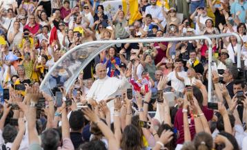 El Papa León XIV saluda a los fieles a su llegada a la vigilia que se celebra este martes en el Estadio Olímpico de Barcelona.