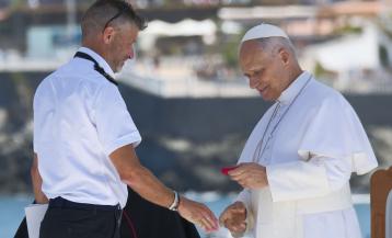 León XIV entrega un obsequio al patrón de la Guardamar 'Urania', Tito Villarmea, una de las embarcaciones de Salvamento Marítimo que asisten a las personas embarcadas en cayucos y pateras, durante el encuentro que el papa León XIV ha mantenido con más de un millar de inmigrantes de África, América Latina y con representantes de las principales instituciones y organizaciones sociales que trabajan en los servicios de rescate, acogida e integración, en el muelle de Arguineguín, en la isla de Gran Canaria, este jueves, en el sexto día de su viaje a España. EFE/ Angel Medina G. POOL