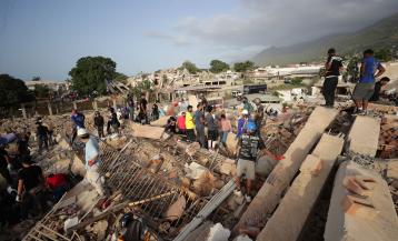 Personas realizan labores de búsqueda en una zona afectada por el terremoto de Venezuela