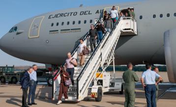 El avión A330 del Ejército del Aire que partió el pasado jueves a Venezuela para colaborar en la emergencia del terremoto que ha dejado por el momento más de 1.400 muertos ha regresado este domingo a España con 96 personas