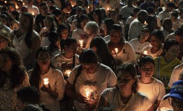 Un grupo de personas participa en una vigilia realizada este domingo en Caracas, en honor a las victimas de los terremotos
