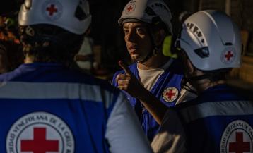UN grupo de rescatistas de la Cruz Roja Venezolana trabajando en La Guaira, tras el doble terremoto en Venezuela