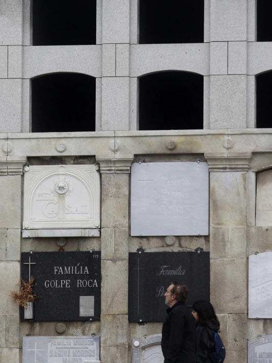 Los coruñeses visitan los cementerios en el Día de Todos los Santos @Quintana (44)