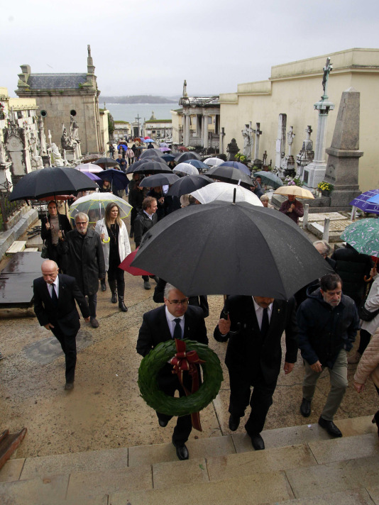 Los coruñeses visitan los cementerios en el Día de Todos los Santos @Quintana (33)