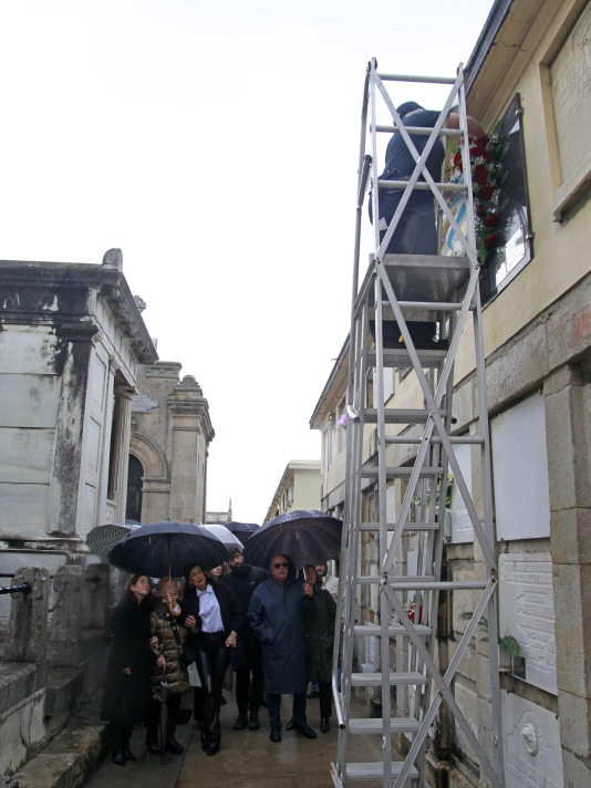 Los coruñeses visitan los cementerios en el Día de Todos los Santos @Quintana (29)