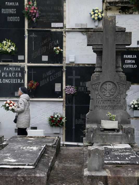Los coruñeses visitan los cementerios en el Día de Todos los Santos @Quintana (8)