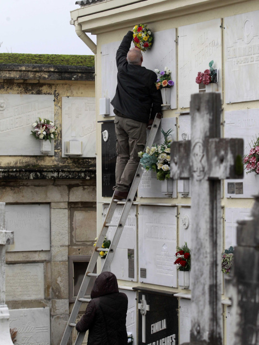 Los coruñeses visitan los cementerios en el Día de Todos los Santos @Quintana (20)