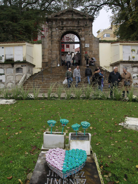 Los coruñeses visitan los cementerios en el Día de Todos los Santos @Quintana (4)