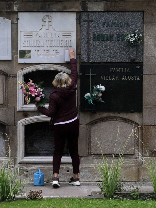 Los coruñeses visitan los cementerios en el Día de Todos los Santos @Quintana (1)