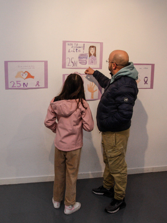 Exposición de trabajos escolares sobre el 25N (10)