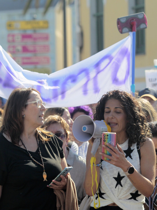 Familias de Cambre cortan el tráfico para exigir limpieza en los centros educativos Temple OGraxal (15)