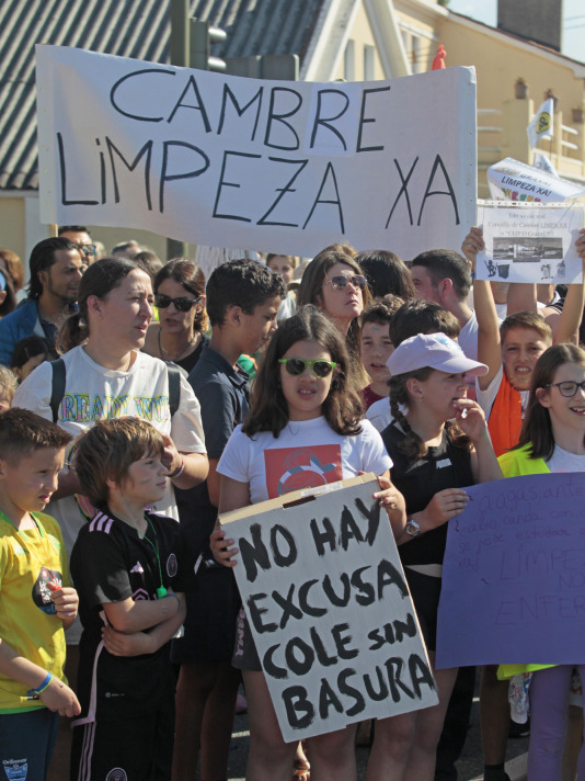Familias de Cambre cortan el tráfico para exigir limpieza en los centros educativos Temple OGraxal (13)