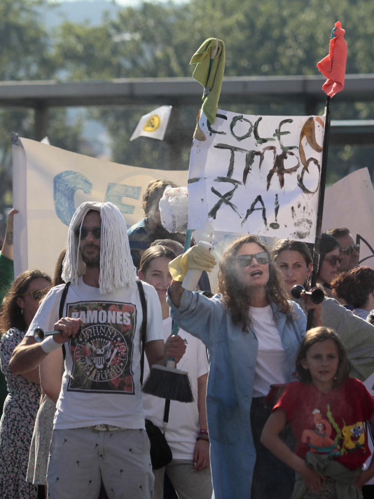 Familias de Cambre cortan el tráfico para exigir limpieza en los centros educativos Temple OGraxal (5)