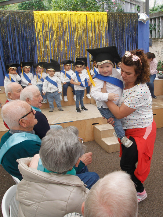 Graduación de los niños de la escuela infantil Luis Seoane junto a los mayores de la residencia Torrente Ballester @ Quintana (19)