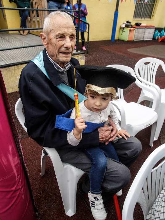 Graduación de los niños de la escuela infantil Luis Seoane junto a los mayores de la residencia Torrente Ballester @ Quintana (13)