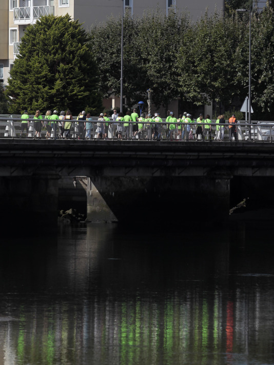 La Asociación Española Contra el Cáncer en Cambre llenó el paseo marítimo de O Burgo con su andaina (22)