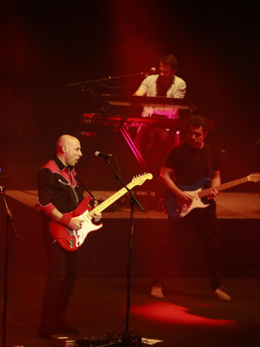 BROTHERS iN bAND es una banda de nueve músicos reconocida internacionalmente como la mejor banda homenaje a dIRE sTRAITS, la ban (20)