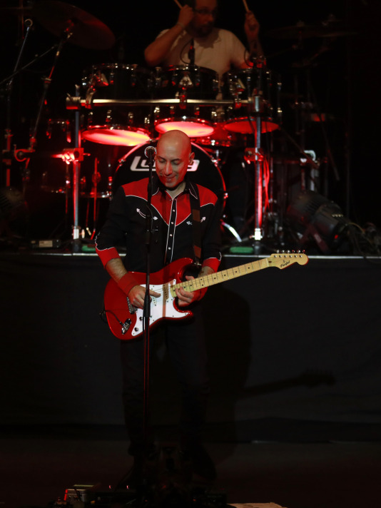 BROTHERS iN bAND es una banda de nueve músicos reconocida internacionalmente como la mejor banda homenaje a dIRE sTRAITS, la ban (3)